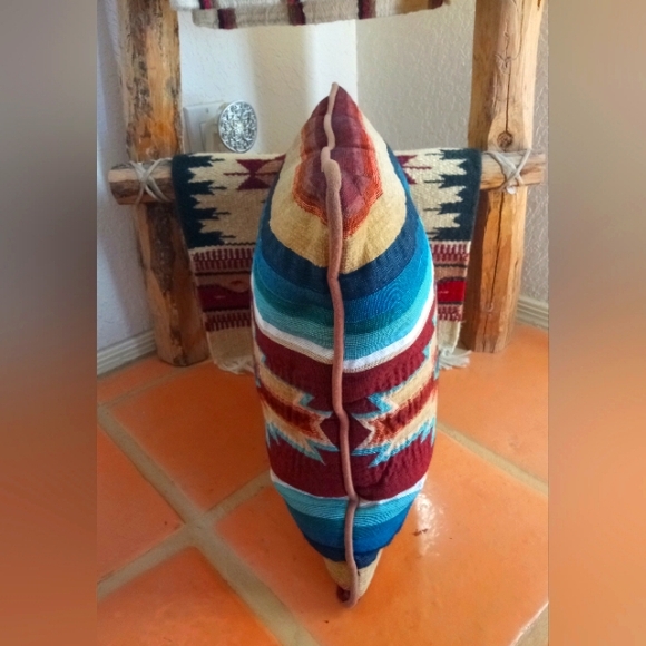 SOUTHWESTERN 14 X 14 THROW PILLOW - EXCELLENT ACCENT PIECE (GREAT CONDITION) - Picture 3 of 5